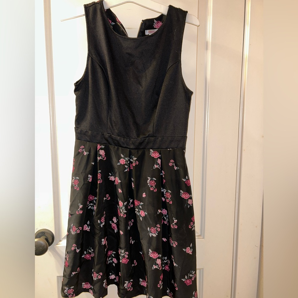 Black dress with pink roses  ( size M)